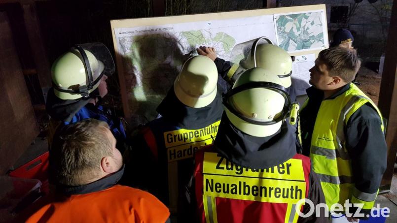Die Einsatzkräfte teilten an einer großen Karte die Suchkorridore ein. Bild: rti