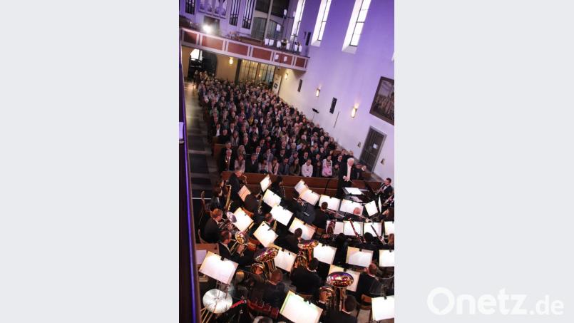 Das Polizeiorchester Bayern spielte unter der Leitung von Prof. Johann Mösenbichler mit erschütternder Intensität in der voll besetzten Christuskirche Bild: cog