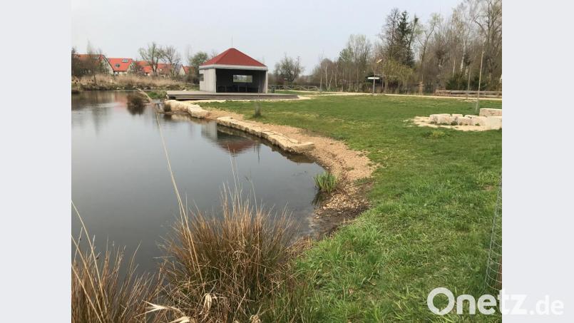 Idyllisch und sauber liegt der Pavillon am Vilsufer und wartet auf Besucher, die hier eine Rast einlegen können. Wenn aber 40 oder 50 Jugendliche am Wochenende hier Party feiern, sind der Pavillon und das Umfeld teilweise mit leeren Flaschen, Scherben und Abfall verwüstet. Bild: e
