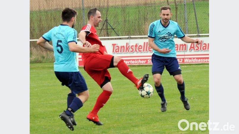 Ab durch die Mitte: Patryk Buch (Mitte) von den Sportfreunden Kondrau behauptet den Ball gegen die Konnersreuther Louis Lang (links) und Felix Lippert. Bild: heh