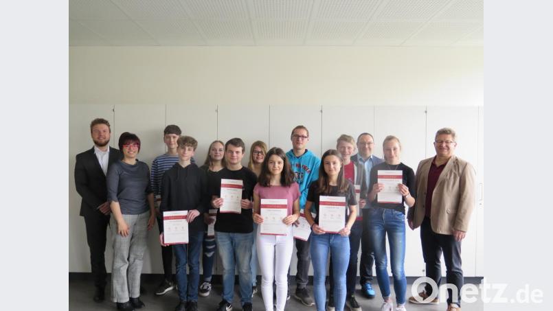 Realschuldirektor German Helgert und Konrektor Holger König (erster und dritter von rechts) bedankten sich bei Filialbereichsleiter Peter Ferber und Bankkauffrau Nina Marie Perl (von links), die elf Neuntklässlern mit einem Zertifikat die erfolgreiche Teilnahme am Geldlehrer-Unterricht bestätigten. Bild: jzk