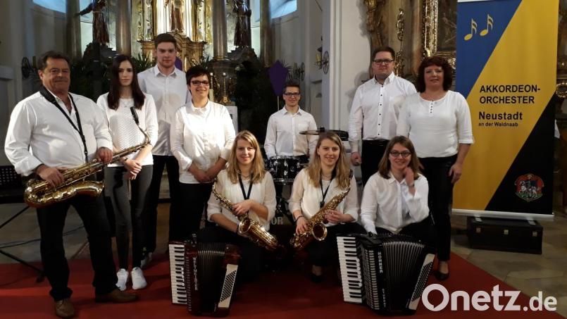 Das Akkordeonorchester der Musikschule unter Jürgen Eckert (links) überzeugt beim Benefizkonzert in der Wallfahrtskirche St. Felix. Bild: kwl