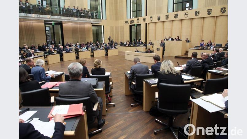 Mitglieder des Bundesrats sitzen auf ihren Bänken während den abschließenden Beratungen über u.a. schnellere Arzttermine für Kassenpatienten, Veröffentlichung von Verstößen gegen die Lebensmittelsicherheit, Stärkung einkommensschwacher Familien. Bild: Wolfgang Kumm/dpa