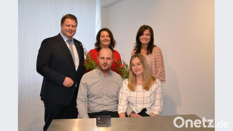 Bei der Vernissage sitzen Jitka und Johannes Reindl an einem der präsentierten Möbelstücke, stehend von links Zweiter Bürgermeister Stefan Grillmeier sowie Nicole Schulller und Marion Papsch vom Museum Mitterteich. Bild: pz