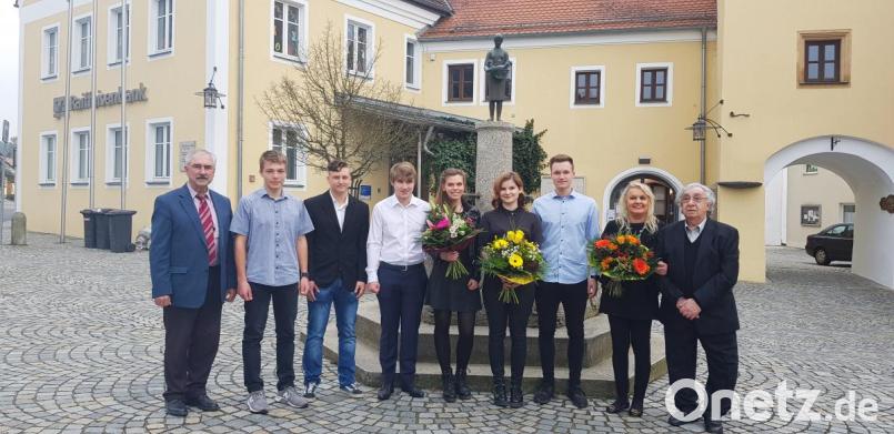 Bürgermeister Dr. Karl-Heinz Preißer (links) und das Stifterehepaar Dr. Albert und Isolde Gewargis (von rechts) ehrten für herausragende Leistungen bei den Abschlussprüfungen an weiterbildenden und beruflichen Schulen Tobias Stahl (von links), Aleksander Szumilas, John McNiven, Alexandra Pröls, Hannah Bauer und Felix Kraus. Bild: bey