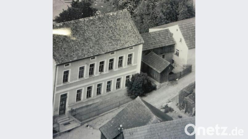 Das Schulhaus in seiner ursprünglichen Form. Der Eingang befand sich links. Die Aufnahme stammt aus der Festschrift der Freiwilligen Feuerwehr zum 100. Jubiläum 1978. Bild: exb