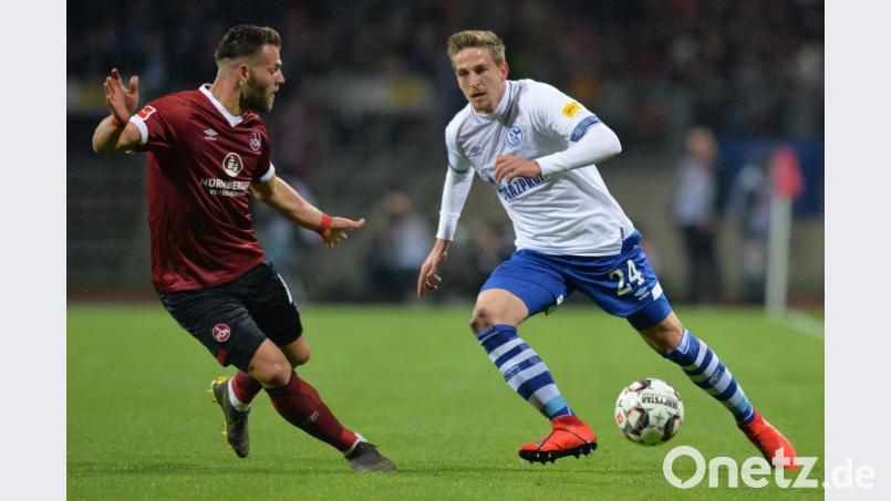 Bastian Oczipka (rechts) versucht am Nürnberger Eduard Löwen vorbeizugehen. Bild: agentur_dpa