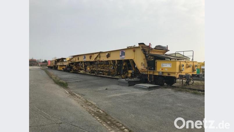 Am Vilsecker Bahnhof steht auf einem Nebengleis bereits ein Gleisbauzug parat. Bis August wird er auf der Großbaustelle zur Gleiserneuerung zwischen Neukirchen und Vilseck eingesetzt. Bild: e