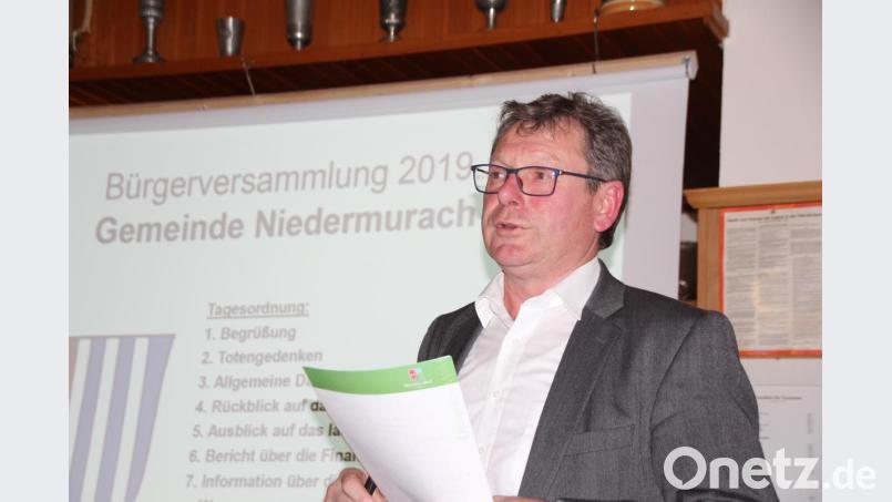 Für seine und die Arbeit des Gemeinderates erhielt Bürgermeister Martin Prey bei der Bürgerversammlung in Pertolzhofen viel Beifall. Bild: frd