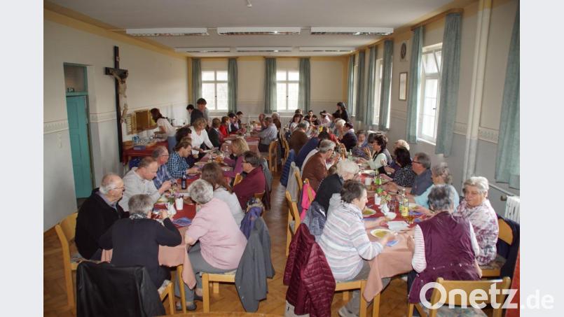 Im Saal des Caritashauses tischte die Frauengruppe "Impuls" am Fastensonntag Kartoffelsuppe auf. Bild: mmj