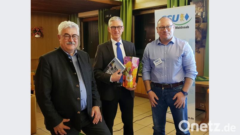 Bürgermeister Rupert Troppmann (links) und Vorsitzender Thomas Spörl (rechts) danken Referent Manfred Gebhardt. Bild: krb