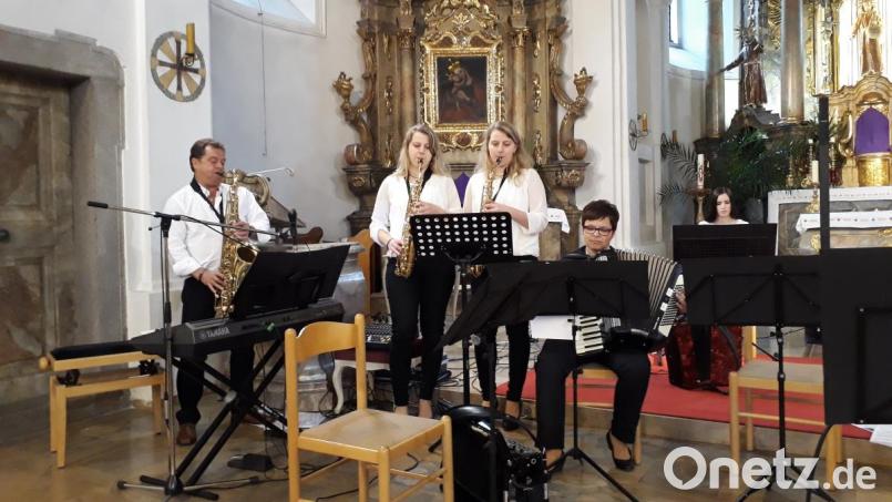 Saxofon hoch drei: die Zwillingsschwestern Maria und Christine Striegl sowie Jürgen Eckert beim Evergreen „Amazing Grace“. Moderne Klänge und klassische Titel servierte das Akkordeonorchester in hoher Güte. Bild: kwl