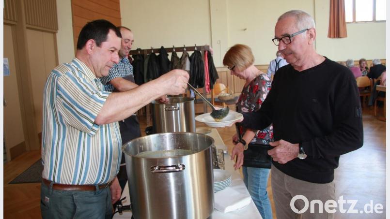 Gerne holte man sich einen Nachschlag. Horst Straub (vorne links) und Willi Staufer (rechts daneben) füllten gerne nach. Bild: wro