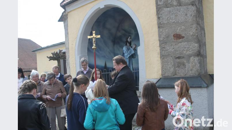 Stadtpfarrer Hubert Bartel begleitet die Gläubigen auf dem Familienkreuzweg, der auch am Ölberg an der Pfarrkirche vorbeiführt. Bild: wrt