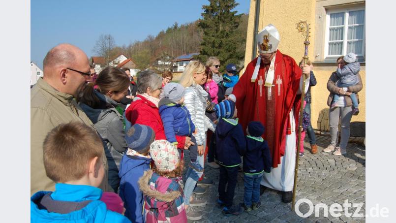 Weihbischof Dr. Josef Graf nimmt sich bei der Segnung der Kinder Zeit für ein kurzes Gespräch mit jedem einzelnen. Bild: grm