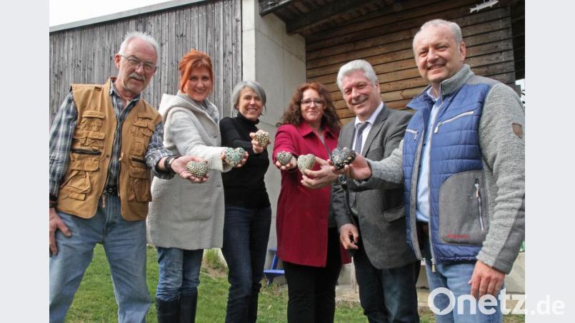 Mit &quot;Paperclay&quot;, ein Papierbrei mit zugemischtem Ton, verwendet die Kulturwerkstatt ein neues Material. Daraus gefertigte Herzen zeigen (von links) Werner Fritz, Andrea Gollwitzer, Irene Fritz, Barbara Mädl, Bürgermeister Günter Stich und Armin Betz. Bild: nm