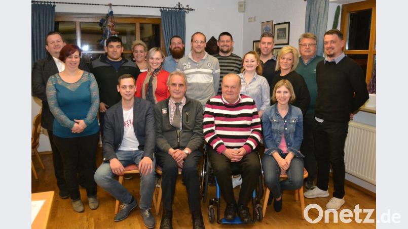 Aus vielen ehemaligen Faschingsprinzen, Prinzessinnen, Narrhalla-Aktiven und Funktionären besteht der Vorstand des neuen Fördervereins der Narrhalla. Bild: hcz
