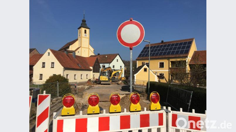 Hier ist kein Durchkommen mehr: Die Johannisbergstraße in Wutschdorf ist wegen Brückenbauarbeiten bis Mitte August gesperrt. Bild: gri