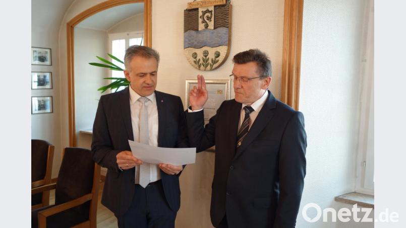 Bürgermeister Roland Grillmeier nahm Karl-Heinz Gleißner (von links) den Amtseid ab. Bild: lnz