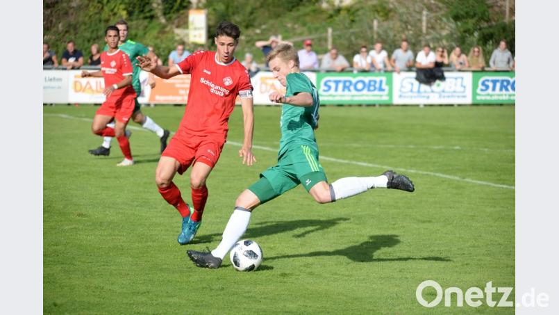 Wie schon beim 1:1 in der Hinrunde (Bild) traf Jonas Weigert (rechts) auch im Rückspiel gegen die Würzburger Kickers II. Diesmal reichte sein Tor allerdings nicht für einen Punkt. Bild: brü