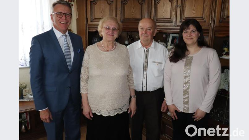 Bürgermeister Franz Stahl (links) überbrachte Josef und Monika Zant seine Glückwünsche persönlich. Rechts im Bild Tochter Melanie. Bild: Stadt Tirschenreuth