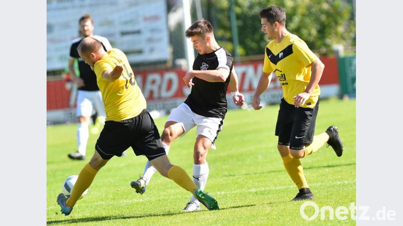 Die SpVgg Schirmitz (in der Mitte Flroian Krapf) entschied das Vorrundenspiel beim SV Kulmain mit 2:0 für sich. Die Chancen, diesen Dreier zu wiederholen, stehen nicht schlecht, da der Gast personell arg geschwächt anreisen wird. Bild: du