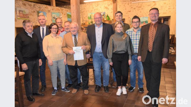 Mit einer motivierten Mannschaft geht der CSU-Ortsverband in Hohenburg die nächsten Jahre an. Für 55 Jahre Mitgliedschaft bei der CSU wurde Anton Kramer (mit Urkunde) geehrt. Dazu gratulierten auch Altbürgermeister Gerhard Schärl und MdL Harald Schwartz (von links), der Vorstand und Bürgermeister Florian Junkes (rechts). Bild: bö