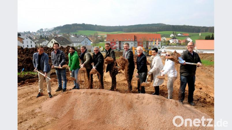 Spatenstich im Raigeringer Neubaugebiet „An den Himmelsweihern“. Von den Parzellen aus sieht man die Spitze der Mariahilfbergkirche. Bild: Stephan Huber