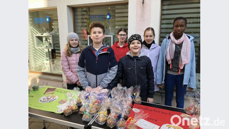 Die Firmlinge verkaufen besondere Muffins. Der Erlös geht an die Klinik-Clowns. Bild: Foto: Sabine Schmidberger/exb