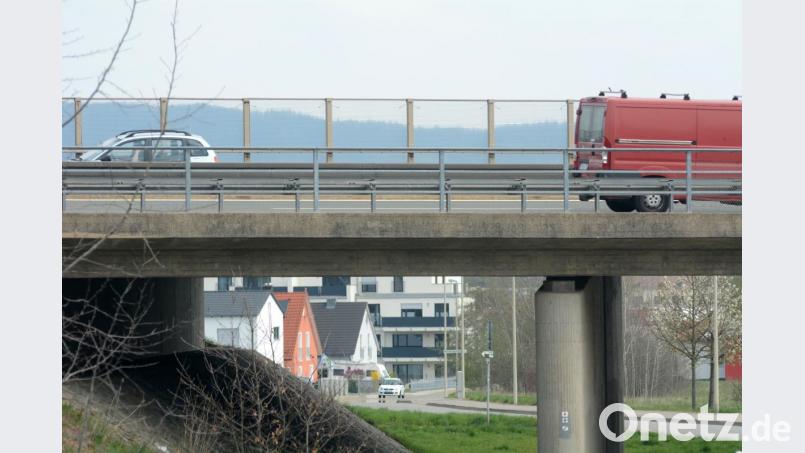 Im Weidener Stadtgebiet reicht die Wohnbebauung stellenweise nah an die A 93 heran. Ob dazwischen noch Platz für die Trasse des Süd-Ost-Links bleibt, soll die Machbarkeitsstudie klären. Bild: Gabi Schönberger