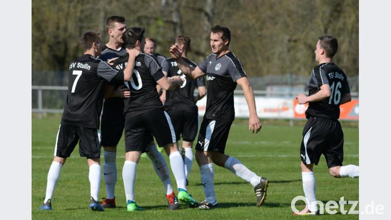 Hier jubelten die Stullner Spieler zuletzt über ein Tor im Spiel gegen den FC Schmidgaden. Am Sonntag könnten die Akteure des TSV schon über die Kreisliga-Meisterschaft jubeln. Bild: ham