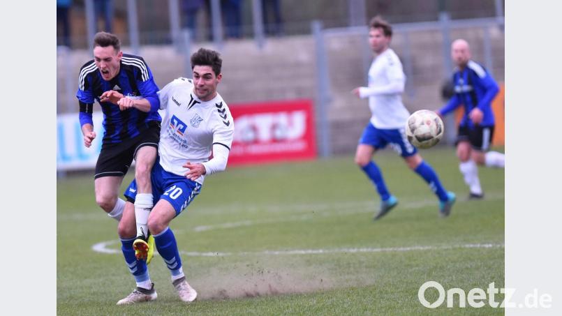 Die SpVgg SV Weiden hat drei Punkte unter Dach und Fach, aber einen verletzten Leistungsträger mehr: Michael Busch (links) musste am Freitagabend nach 60 Minuten ausgewechselt. Der Verdacht: Schultereckgelenksprengung. Bild: A. Schwarzmeier