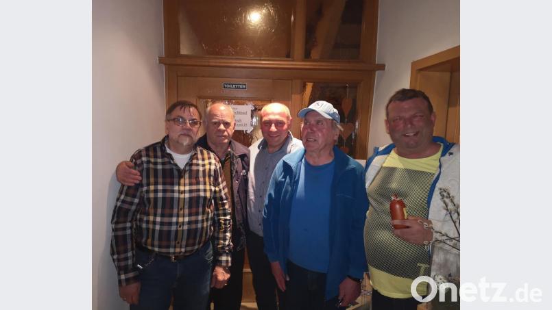 Nach 60 Spielen holte sich der Amberger Nuredin Sadikaj (Zweiter von links) mit 113 Punkten den ersten Preis. Zweiter wurde Gerhard Kohl (links), Dritter Peter Bugera aus Amberg (Zweiter von rechts). Bild: hos