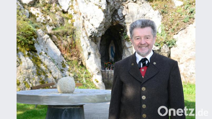 Pleysteins ehemaliger Rathauschef Johann Walbrunn vor der Lourdesgrotte. Am Sonntag feiert er 70. Geburtstag und wünscht sich unter anderem die Kraft, weiterhin für sein &quot;schönes Rosenquarzstädtchen&quot; da sein zu können. Bild: bey