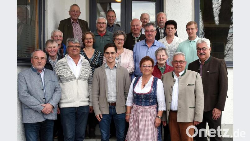 Rudolf Bäumler (vorne, Zweiter von rechts) bleibt erster, Benedikt Grimm (vorne, Dritter von links) zweiter Vorsitzender des OWV Neustadt. Hans Spachtholz (links) kümmert sich weiterhin um die Protokolle. Neu ist Siegfried Gleißner (vorne, Zweiter von links) als Kassier. Bild: exb