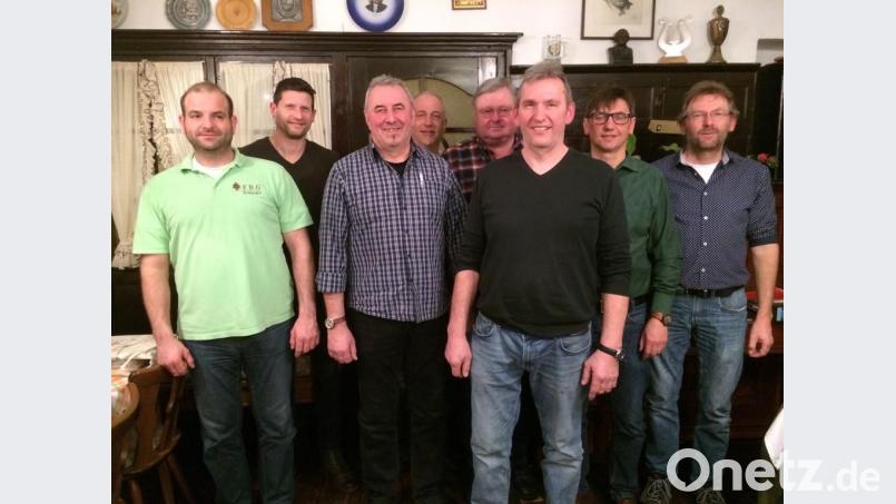 Der neue Vorstand mit zweitem Bürgermeister Hermann Schraml (rechts) Josef Kormann (von links), Kassenprüfer Jürgen Plannerer, zweiter Vorsitzender Alois Wöhrl, Martin Busch, Josef Hassmann, Vorsitzender Johann Brunner und Josef Kausler. Bild: hrö