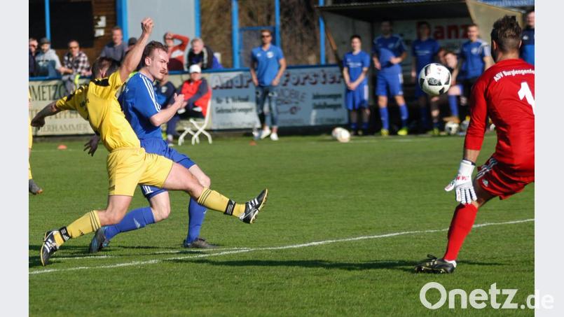 Der SV Etzenricht hat am Samstag (16 Uhr) den Tabellensechsten SV Fortuna Regensburg auf dem „Siegfried-Merkel-Sportplatz“ zu Gast. Dabei wollen Martin Pasieka (blaues Trikot) und Co. den notwendigen Sieg landen, um im Kampf um einen direkten Nichtabstiegsplatz Boden gutzumachen. Bild: otr