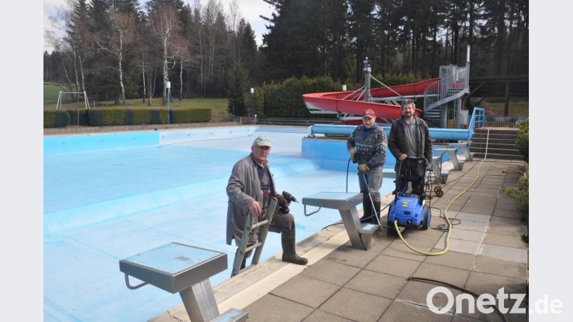 An den Mitgliedern des Fördervereins Freibad Altglashütte soll die Öffnung nicht scheitern. Sie kümmerten sich am Wochenende schon um die Vorbereitung der Anlage auf die neue Saison. Bild: ws