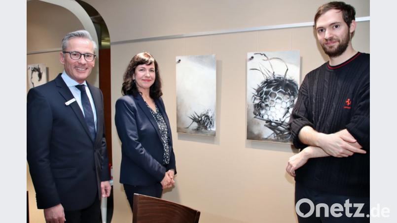 Sparkassen-Chef Werner Heß, Andrea Lamest als Leiterin des Oberpfälzer Künstlerhauses und der Maler Johannes Steubl (von links) eröffneten die Ausstellung &quot;Bestiarium&quot; im Café Coffeino der Sparkasse. Bild: Thomas Dobler
