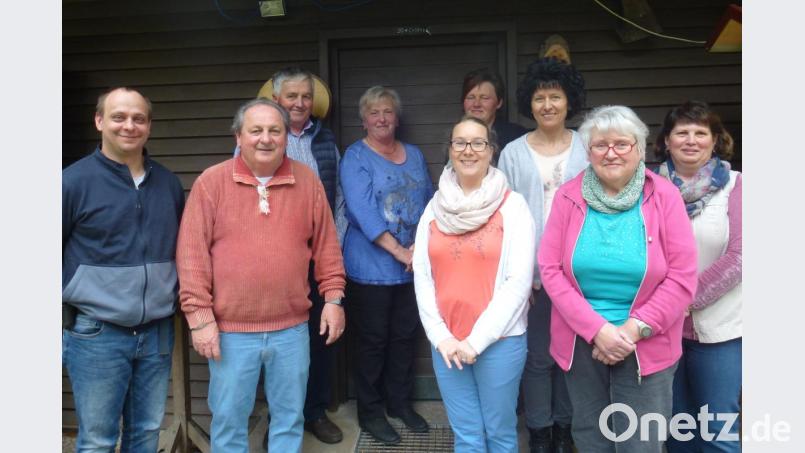 Vorsitzender Andreas Neuber ehrt Hans Pressl sowie Franz und Elisabeth Wildenauer (von links) mit Kassiererin Mareike Kaiser (Mitte) und (von rechts) Rosi Burger, Rosemarie Bartsch, Conny Hanauer sowie Claudia Neuber. Bild: fjo