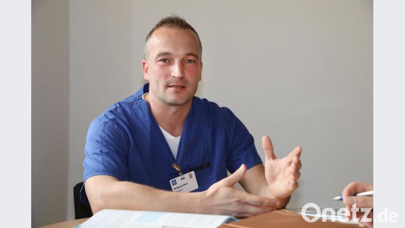 Pfleger Wolfgang Wack ist im Interview die Begeisterung für das von ihm konzipierte Intensivtagebuch für das Schwandorfer Krankenhaus anzumerken. Bild: Gerhard Götz