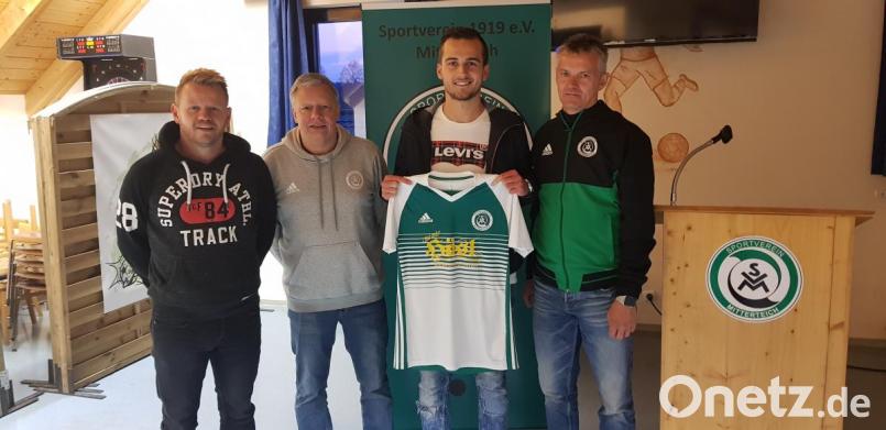 Daniel Lauterbach (Dritter von links) läuft künftig für den SV Mitterteich auf. Darüber freuen sich Trainer Andreas Lang (von links), Vorsitzender Roland Eckert und Sportlicher Leiter Rainer Fachtan. Bild: fle