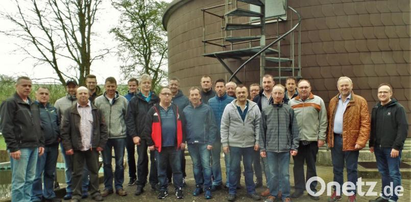 Sie sorgen dafür, dass alles „flutscht“, die Klärwärter aus Weiden und dem Landkreis. Der Beruf erfordert Wissen, Erfahrung und stetige Lernbereitschaft, wie beim jährlichen Treffen deutlich wurde. Diplomingenieur Michael Füg aus Hof (rechts) leitete das Seminar, Bürgermeister Rudolf Götz (Zweiter von rechts) informierte über die örtliche Situation, Bauhofleiter Siegfried Prölß führte mit Siegfried Härtl (Achter und Neunter von rechts) die Besucher durch die Anlage. Bild: jml