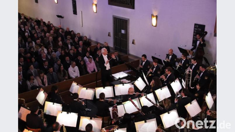 Das Polizeiorchester Bayern spielte unter der Leitung von Prof. Johann Mösenbichler mit erschütternder Intensität in der voll besetzten Christuskirche Bild: cog