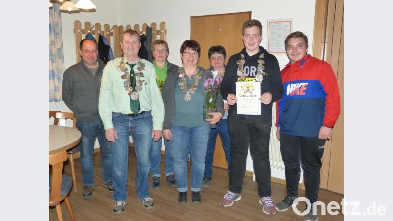 Das sind die Würdenträger 2019. Wie im richtigen Leben stehen (erste Reihe vorne von links) Manfred und Beate Becher in diesem Jahr nun auch als Schützenkönig und Schützenliesl der Grenzlandschützen Pullenired neben- und zueinander. Mit auf dem Bild ihre Ritter. Jugendkönig Luca Meier (Zweiter von rechts) ist der Generation vor ihm schon „über den Kopf gewachsen“. Bild: frd