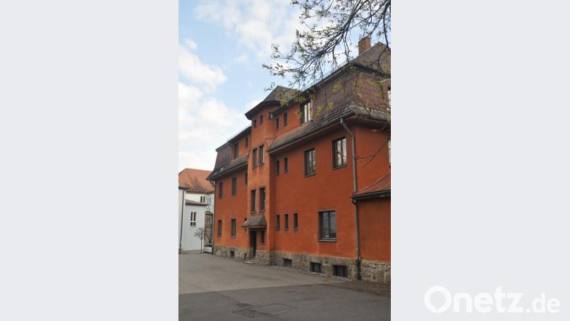 Über 100 Jahre alt ist das „rote Schulhaus“. Im Herbst soll das Gebäude abgebrochen werden und Platz für die neue Einfach-Turnhalle der Mittelschule machen. Bild: ws