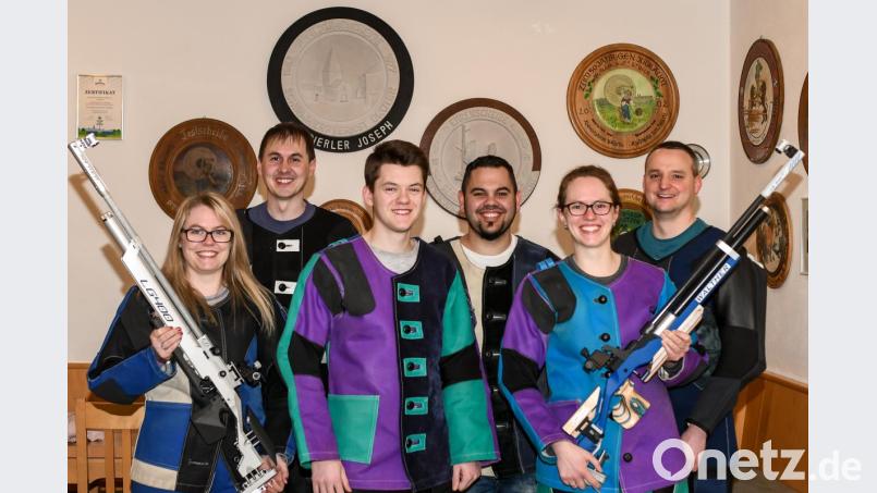 Die erste Luftgewehrmannschaft der Schützen schaffte den Sprung in die Bezirksliga. Das Bild zeigt (von links): Julia Peltzer, Andreas Wilhelm, Jonas Obermeier, Tobias Meierhofer, Theresia Bierler und Michael Bierler. Bild: ohr