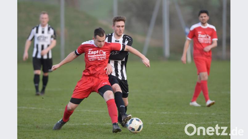 Die DJK Ensdorf (rote Trikots) hat im Saisonendspurt den großen Vorteil, nur noch einmal auswärts, aber fünfmal zu Hause zu spielen. Bild: ref