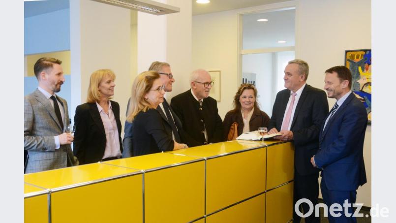Freuen sich auf die künftige Zusammenarbeit: (von links) Norbert Gicklhorn, Martina Seydler, Alexandra und Lutz Rittmann, Hermann Hubmann mit Ehefrau Lisa, Oberbürgermeister Kurt Seggewiß und Bürgermeister Jens Meyer. Bild: Gabi Schönberger