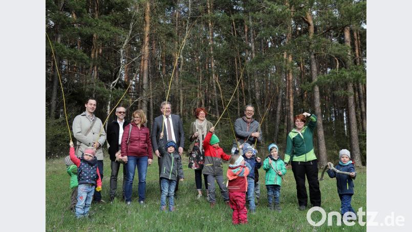 Auf dieser Lichtung entsteht der Waldkindergarten der Firma Baumann. Den Kindern, die mit ihren Eltern zur Infoveranstaltung gekommen sind, gefällt es. Auch BRK-Kreisgeschäftsführer Sebastian Schaller (von links), Jugendamtsleiter Thomas Boss, Anja Hopf vom BRK, Oberbürgermeister Michael Cerny, Annette Baumann, Inhaber Georg Baumann sowie die Leiterin des Kainsrichter Waldkindergartens, Sabine Lindner, sind von der Lage angetan. Bild: Wolfgang Steinbacher